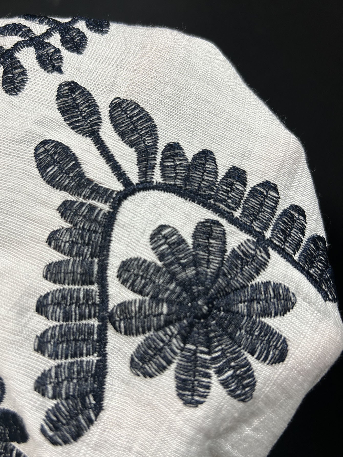 Chemise femme à col en V et broderie florale