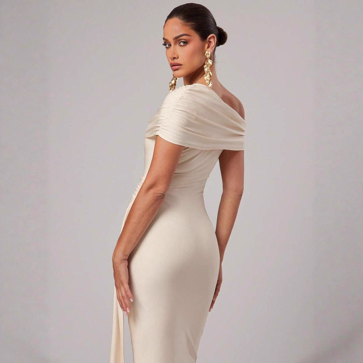 Robe Élégante Coupe Ajustée et Drapé Sophistiqué