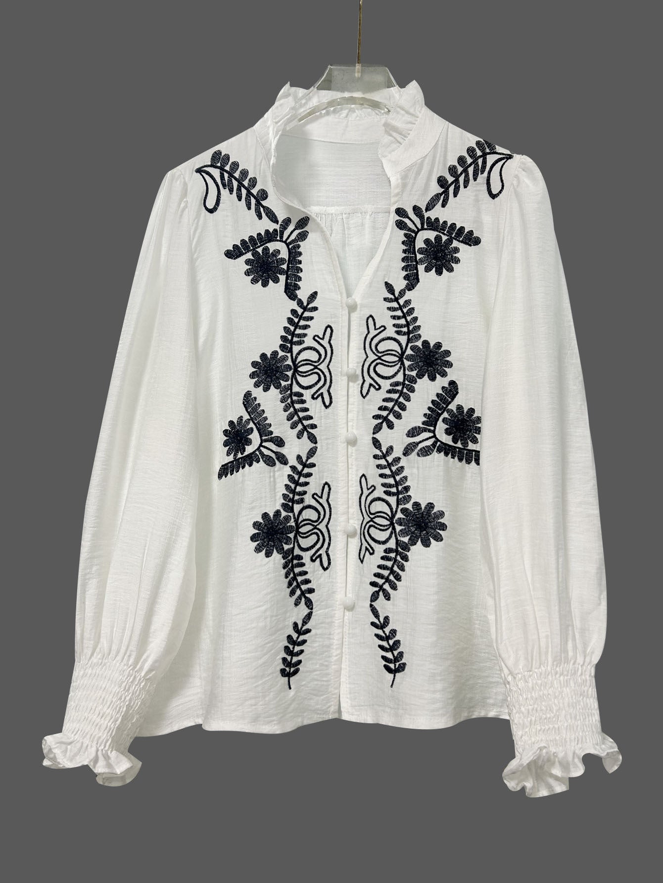 Chemise femme à col en V et broderie florale