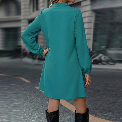 Robe Chemise Courte Verte Élégante à Manches Longues et Boutonnage Frontal Moderne